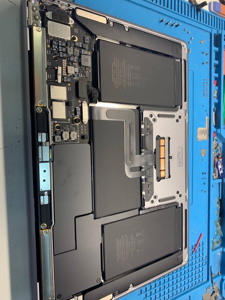 Apple MAcBook Air 13-inch (A2337) 4.jpeg