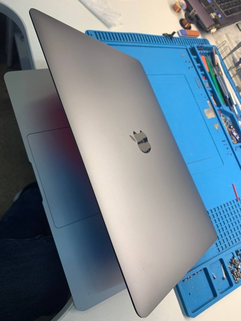 Apple MAcBook Air 13-inch (A2337) 11.jpeg