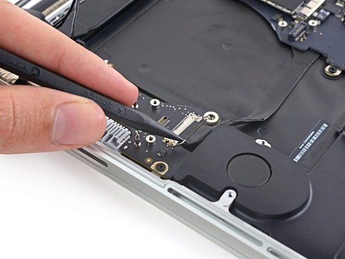 Замена динамика MacBook Pro 15" (A1990)